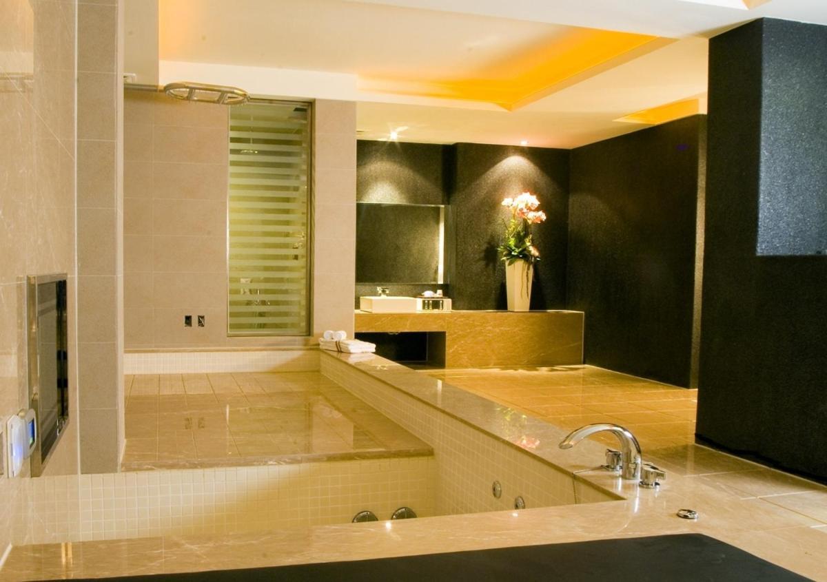 Hip Spa Motel Taichung Exteriör bild